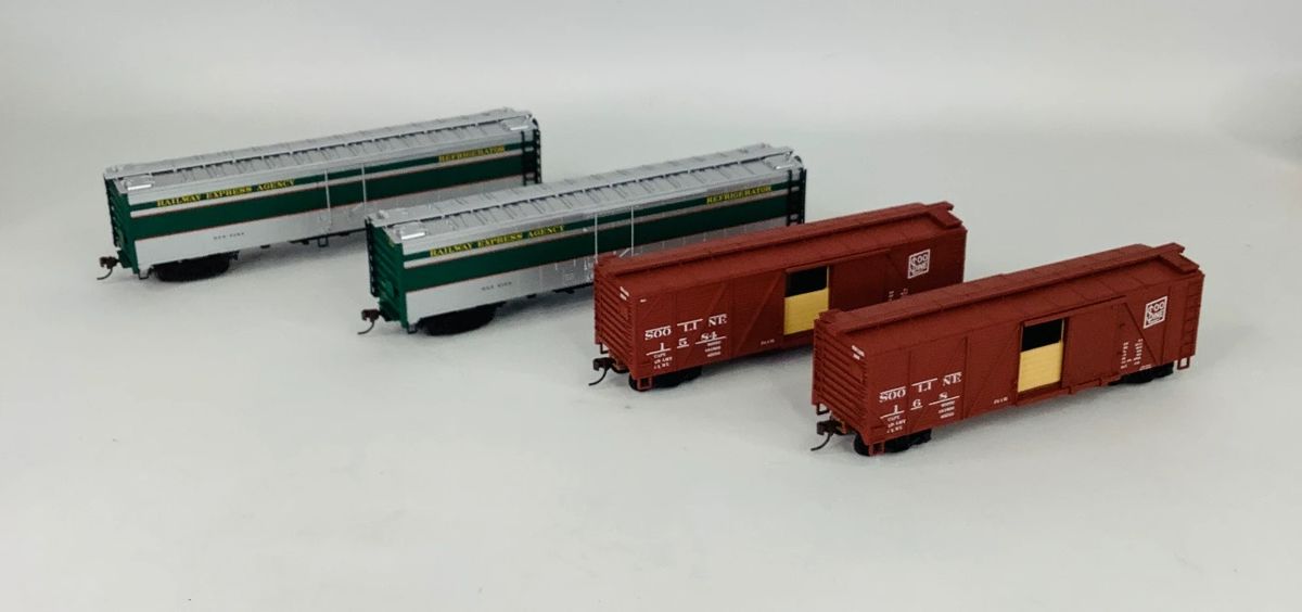 Walthers HO Scale Ready-to-Run Model Railroad Cars 2-Packs #932-22128 and #932-26249