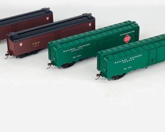 Walthers HO Scale Ready-to-Run Model Railroad Cars 2-Packs 932-25883 and 932-26241
