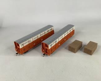 Walthers HO Scale Ready-to-Run Model Railroad 2-Pack 932-27009 and ERTL Collectibles Six-Row Corn...
