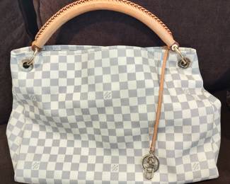 Louis Vuitton handbag in new condition!