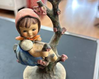 Hummel Apple Tree Girl #141 Crown TMK-1 