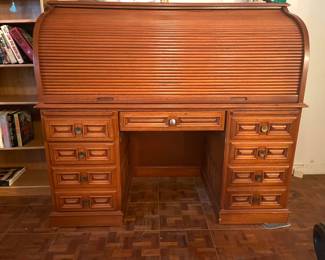 $240 Vintage beautiful roll top desk 