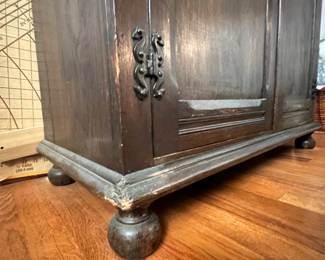 'Linen Fold' Wardrobe