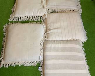  Zabuton (Cushion Seats)
