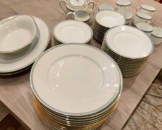 SET OF LIMOGE DINNER SERVICE