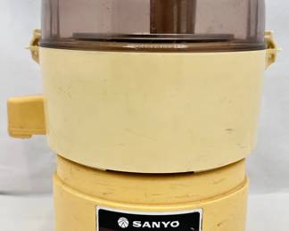 Vintage Sanyo Extractor Juicer Model SJ-2700
Lot #: 78