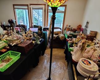 TIFFANY STYLE DRAGONFLY SHADE - TORCHIEIRE FLOOR LAMP - $75