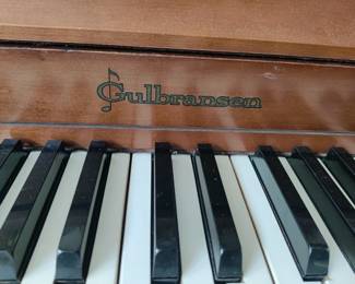 GULBRANSEN PIANO W/BENCH - (FREE - FREE - FREE)