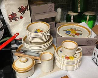 Mikasa Floribunda dish set