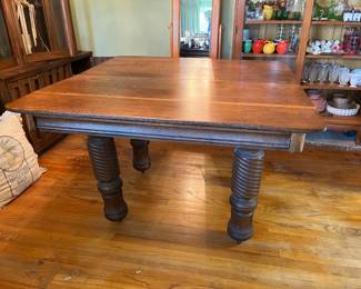 Oak dining table with 2 leaves (leaves not photographed)