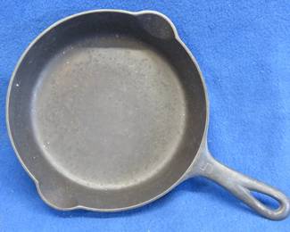 Lot 27: Griswold #5 8" Cast Iron Pan