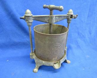 Lot 28: Griswold #6 6 Quart Fruit & Lard Press
