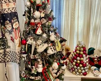 Snowman collection, decorated tree