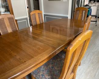 Table has 2 extension leaves