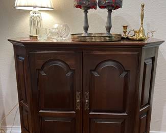 Ethan Allen small consul