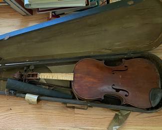 Antique violin (damaged)