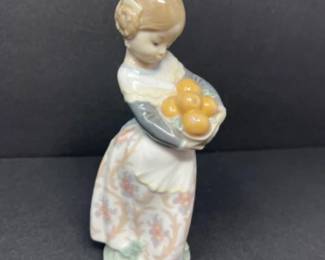 Vintage Lladro Valencia Girl w Basket 7"
