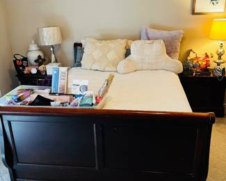 Queen size sleigh bed