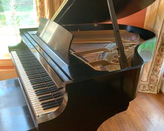 Steinway Medium Grand piano in beautiful well maintained condition from 1962