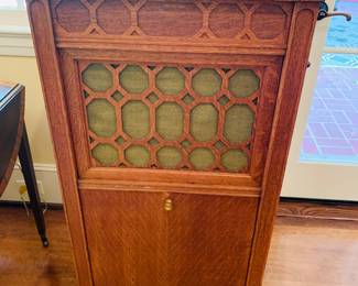 Fully operative Victrola with records 