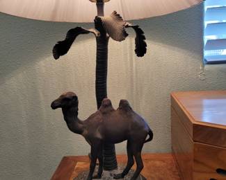 Table lamp with camel