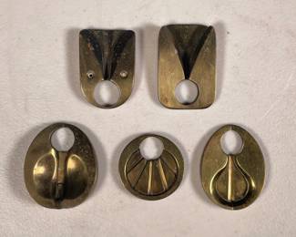 (5PC) BRASS HARDWARE | Five brass pieces with no apparent maker's marks. - l. 2.13 in (largest)