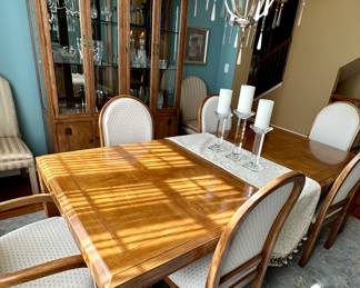 Henredon Bel Air Dining Room Set includes Dining Table with 6 Chairs. (85" L x 41.5" W + 20" Leaf), China Lit Hutch/Breakfront and Cool Buffet than is convertible to a Bar(See Photos)