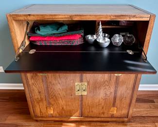 Henredon Bel Air Dining Room Set includes Dining Table with 6 Chairs. (85" L x 41.5" W + 20" Leaf), China Lit Hutch/Breakfront and Cool Buffet than is convertible to a Bar(See Photos)