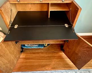 Henredon Bel Air Dining Room Set includes Dining Table with 6 Chairs. (85" L x 41.5" W + 20" Leaf), China Lit Hutch/Breakfront and Cool Buffet than is convertible to a Bar(See Photos)