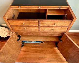 Henredon Bel Air Dining Room Set includes Dining Table with 6 Chairs. (85" L x 41.5" W + 20" Leaf), China Lit Hutch/Breakfront and Cool Buffet than is convertible to a Bar(See Photos)