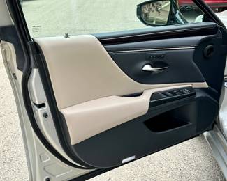 2021 Lexus ES250 AWD Silver over Tan/Black Leather Interior, Automatic, All Wheel Drive, Power Everything. Clean Title and only 6,691 Miles. 