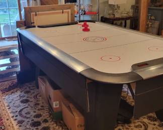 Air hockey table 