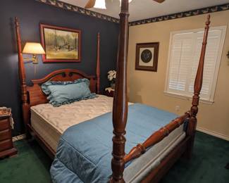 QUEEN SIZE 4-POSTER BED including NICE MATTRESS SET
