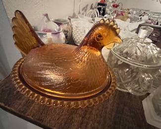 Depression glass nesting chicken