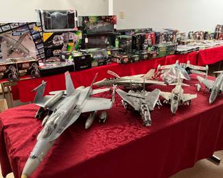 LARGE COLLECTION OF DESK MODEL PLANES