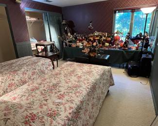 TWIN BED ROOM WITH FALL/HALLOWEEN DECOR