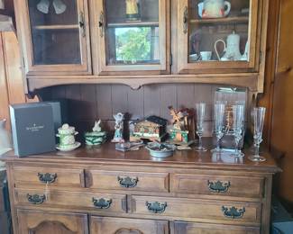 Ethan Allen hutch! NICE! Must go. Paint it, new?  Beautiful, as is.