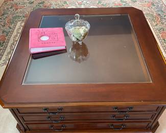Coffee table that can also be used to display items