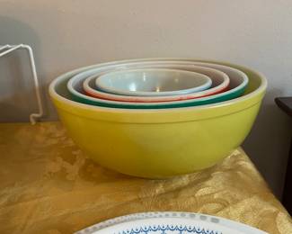 Pyrex Vintage mixing bowls