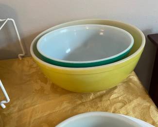 Pyrex vintage mixing bowls