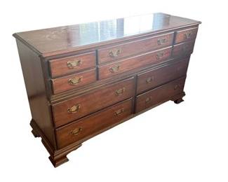 Lot 201   0 Bid(s)
Ethan Allen Solid Cherry Ten Drawer Dresser with Gold Toned Metal Drawer Handles