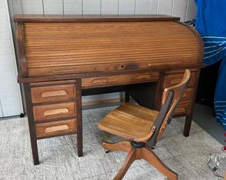 Two-tone roll-top desk