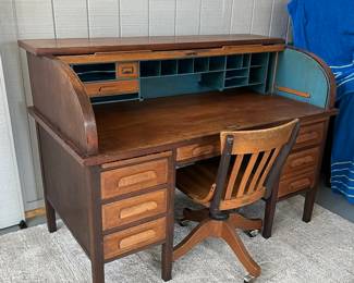 Two-tone roll-top desk