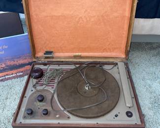 Recordette Suitcase turntable with radio and microphone
