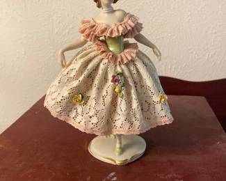 Arm-away lace figurine