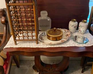 Stick-and-ball stool, factice perfume, cloisonné on game table