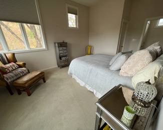 Guest bedroom-upstairs