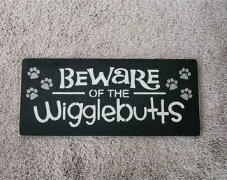 Lot 024   15 Bid(s)
Wall hanging - 'Wigglebutts'