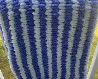 Lot 103   1 Bid(s)
Loop yarn blanket,handcrafted, so soft