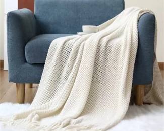 Lot 111   1 Bid(s)
Nordic Knit blanket with fringe. #8